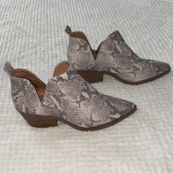 Universal Thread Shoes - 👢✨ EUC Universal Thread Snakeskin Ankle Booties | Size 7 | ✨👢